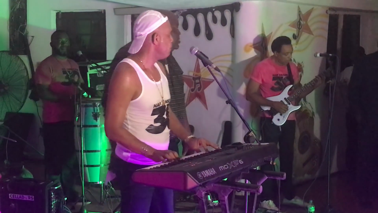 (INERTDIT AUX -18 ANS) MICHEL MARTELLY TO ROBERTO MARTINO ABOUT HIS SONG - MOVING ON